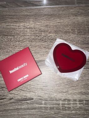 HUDA BEAUTY HEART SHAPED MIRROR ❤️